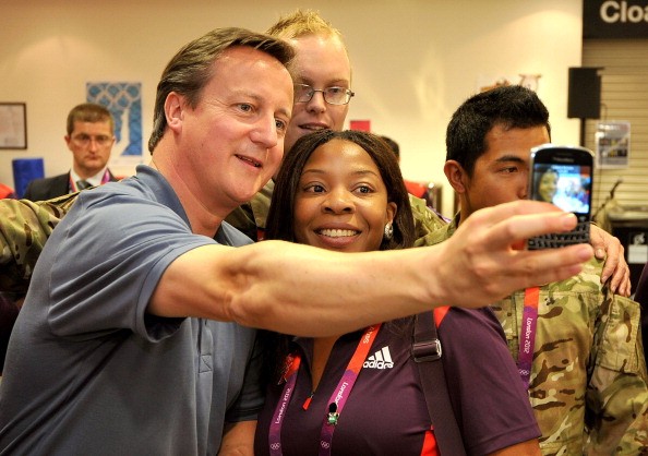 Thủ tướng David Cameron 'tự sướng' cùng một tình nguyện viên ở Olympic 2012.